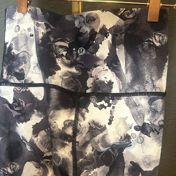 Lululemon Wunder Under Highrise Crop - Black + White floral print - size 2 - Picture 2 of 5